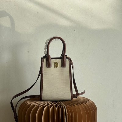 [Burberry] ������ TB ����ũ�� �����ý� ��Ʈ ��Ȧ�� 8052460